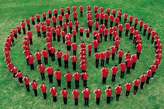 集團組織百名員工“手拉手”活動