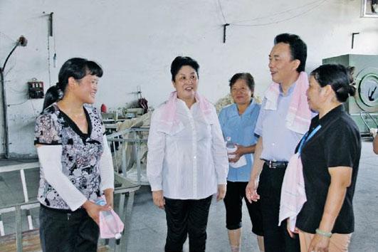 集團領(lǐng)導(dǎo)慰問一線員工