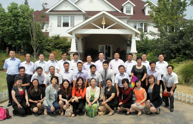 集團(tuán)組織廠長、總經(jīng)理以上干部赴江蘇徐州考察時(shí)的合影