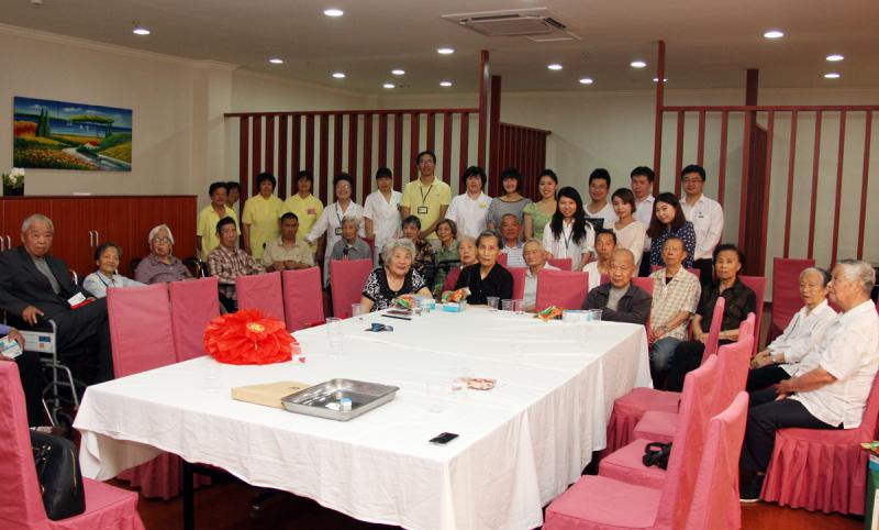 2014年5月29日集團(tuán)團(tuán)委組織開(kāi)展敬老活動(dòng)